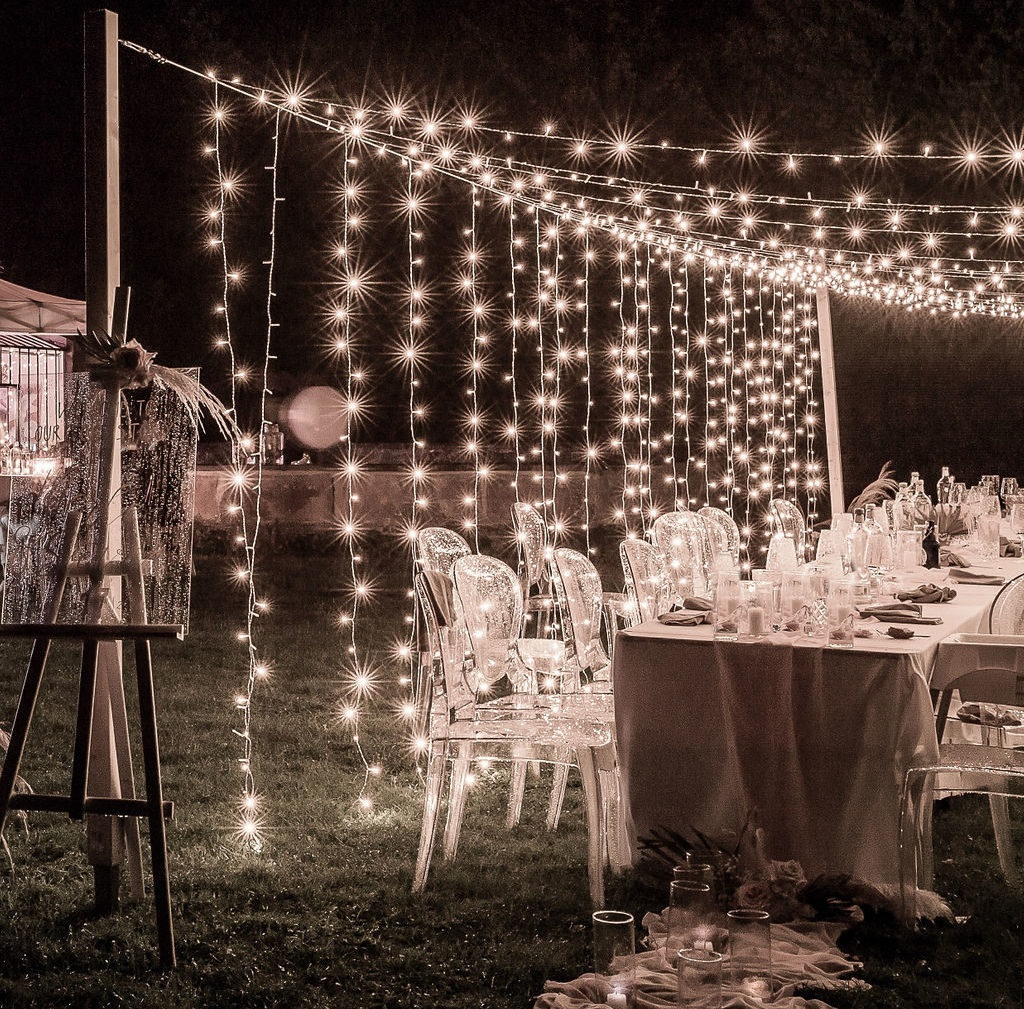 Moderne Hochzeit unter freiem Himmel mit Lichterketten Ghost Stühlen